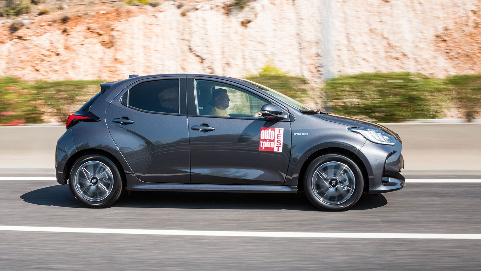 Το νέο Toyota Yaris μέσα στην πόλη μπορεί να κινηθεί αρκετά χρησιμοποιώντας το ρεύμα με αποτέλεσμα να καταναλώνει μόλις 3,5 λτ./100 χλμ..