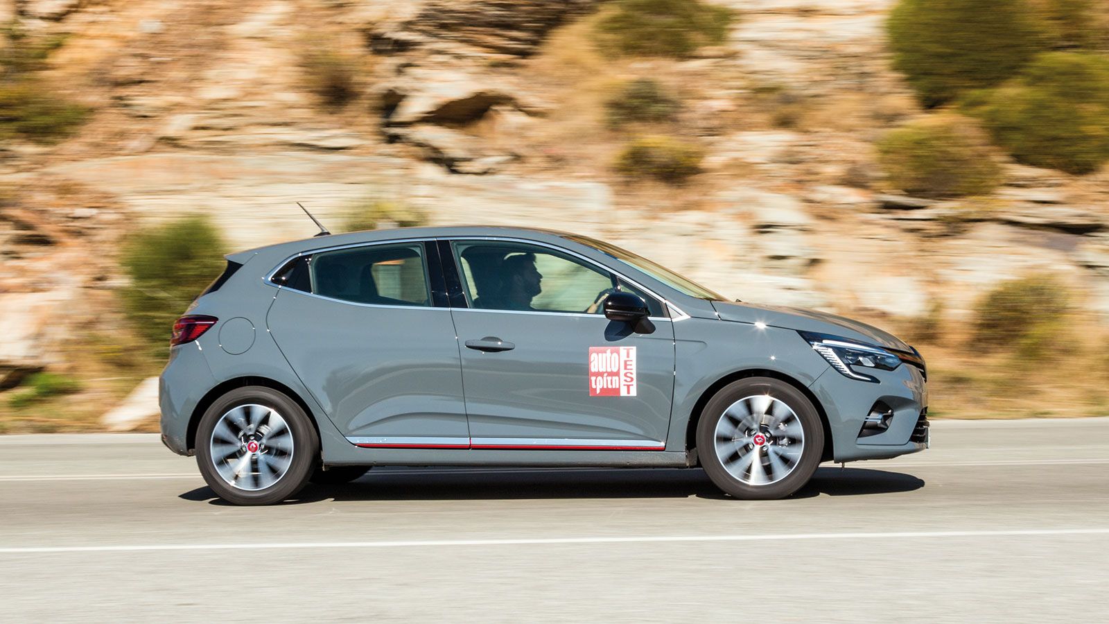 Αθροίζοντας την αυτονομία των δύο καυσίμων, το Clio συνολικά σε πραγματικές συνθήκες, μπορεί να διανύσει λίγο πάνω από τα 1.100 χλμ.. 