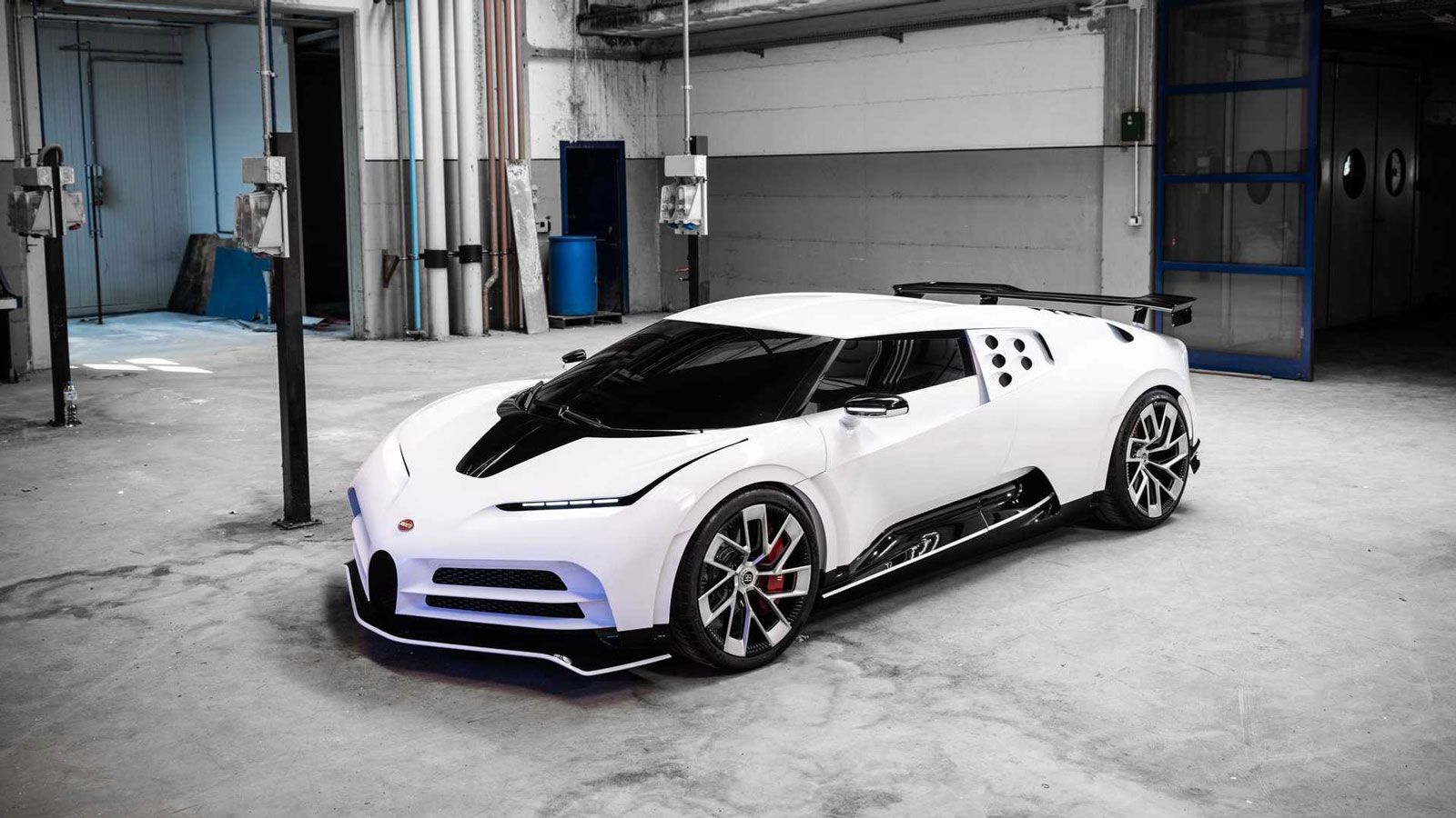 H Centodieci αποτελεί φόρο τιμής στην Bugatti EB110 και βασίζεται στην Chiron.	
