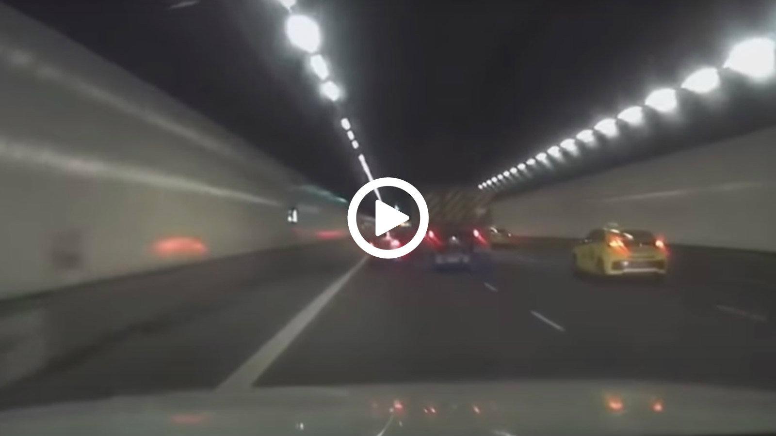 Φορτηγό φέρνει χαμό σε σήραγγα