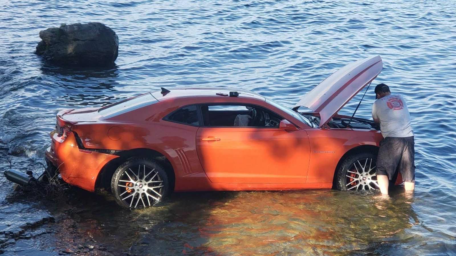 Έριξε Camaro σε λίμνη και προσπαθούσε να οδηγήσει