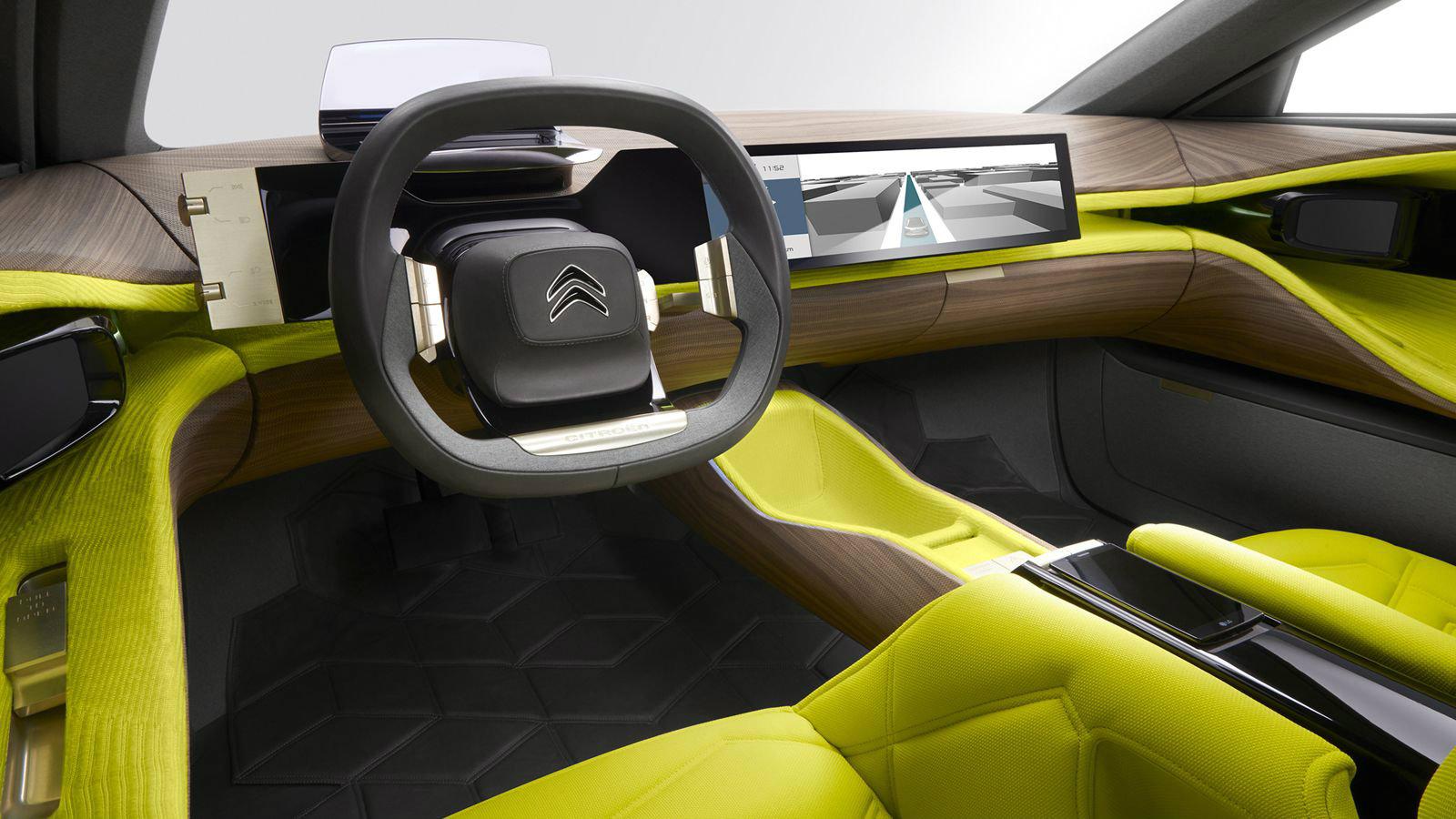 Στο εσωτερικό ξεχωρίζει η μεγάλη οθόνη αφής 19 ιντσών, που βρίσκεται τοποθετημένη στο κέντρο του ταμπλό.