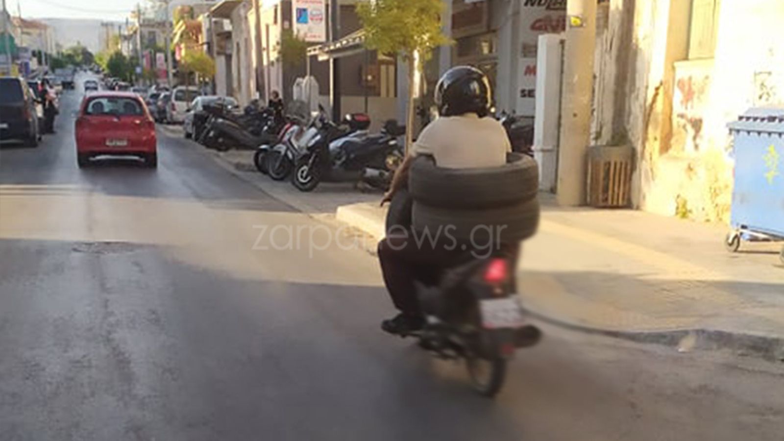 Φόρεσε λάστιχα και βγήκε βόλτα με τη μηχανή!