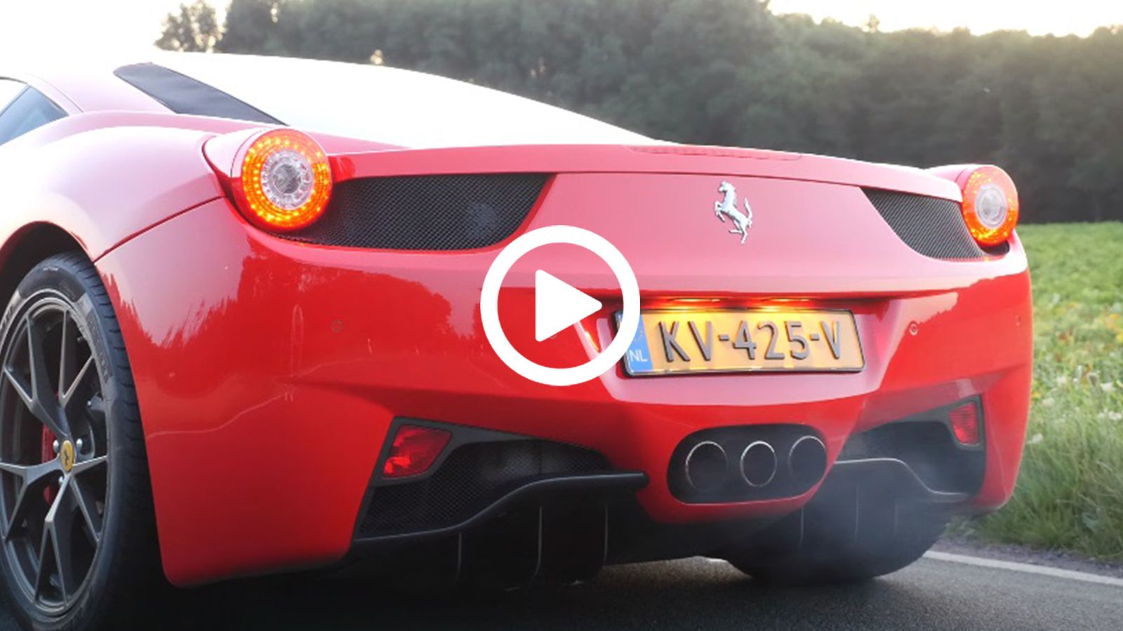 Ferrari 458 επιταχύνει και «ουρλιάζει» σε τούνελ 