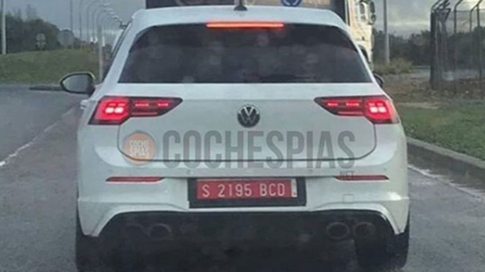 Η εικόνα που αναρτήθηκε στα μέσα κοινωνικής δικτύωσης φέρεται πως αποκαλύπτει το νέο Golf R.