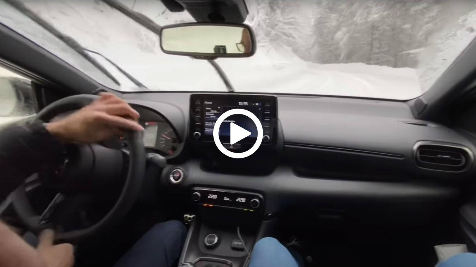 Το Toyota GR Yaris driftάρει στο χιόνι