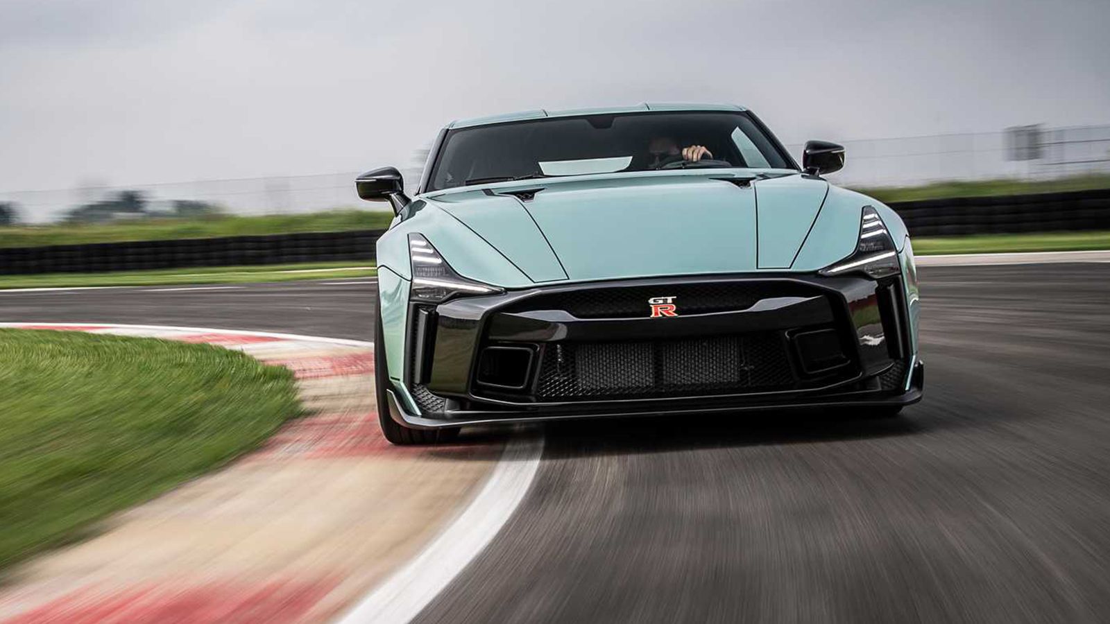 Στην πίστα με το ακριβότερο Νissan GT-R (+vid)