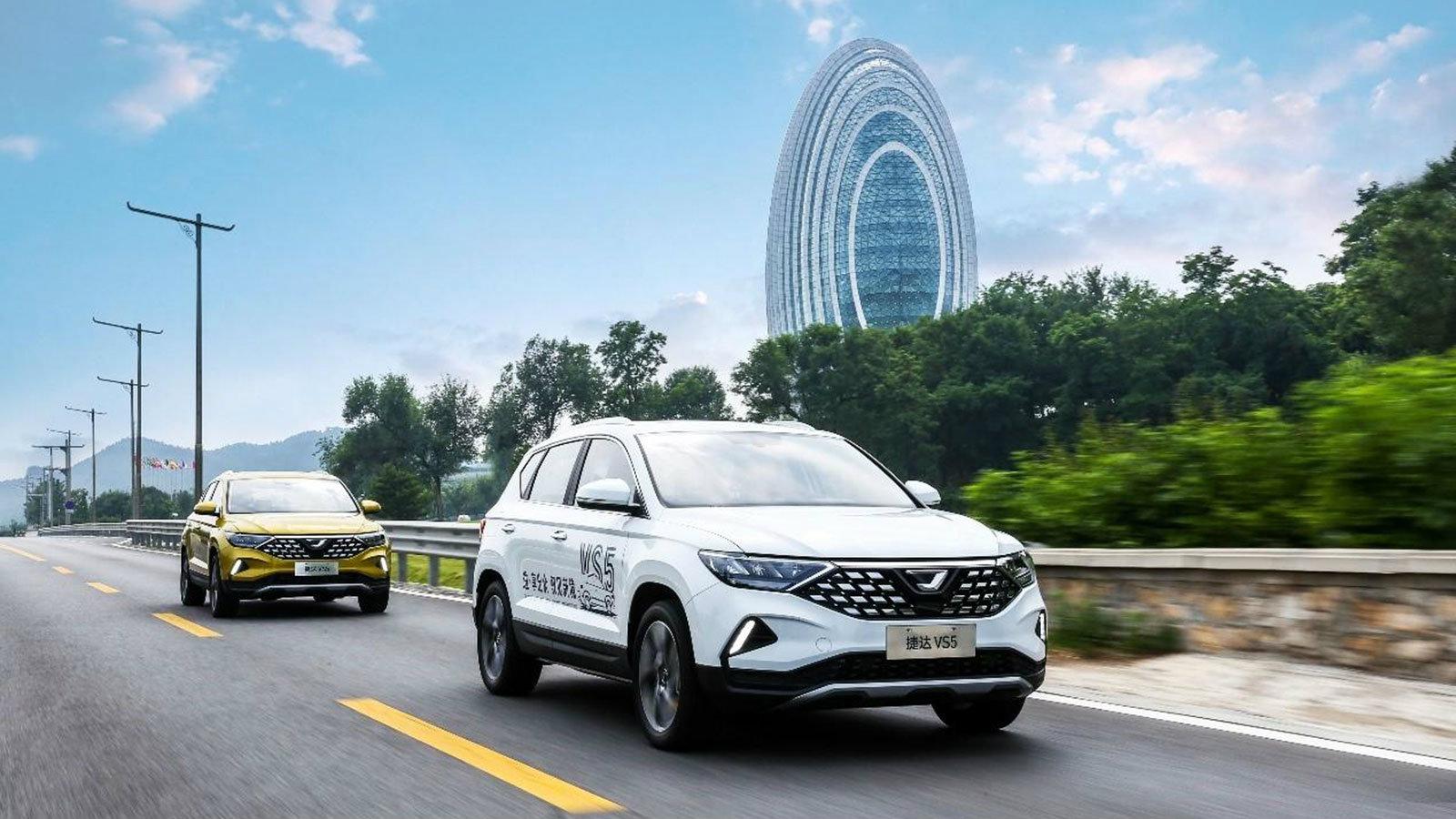 Βλέπετε το SUV VS5 που αποτελεί ένα από τα τρία αυτοκίνητα της Jetta.  