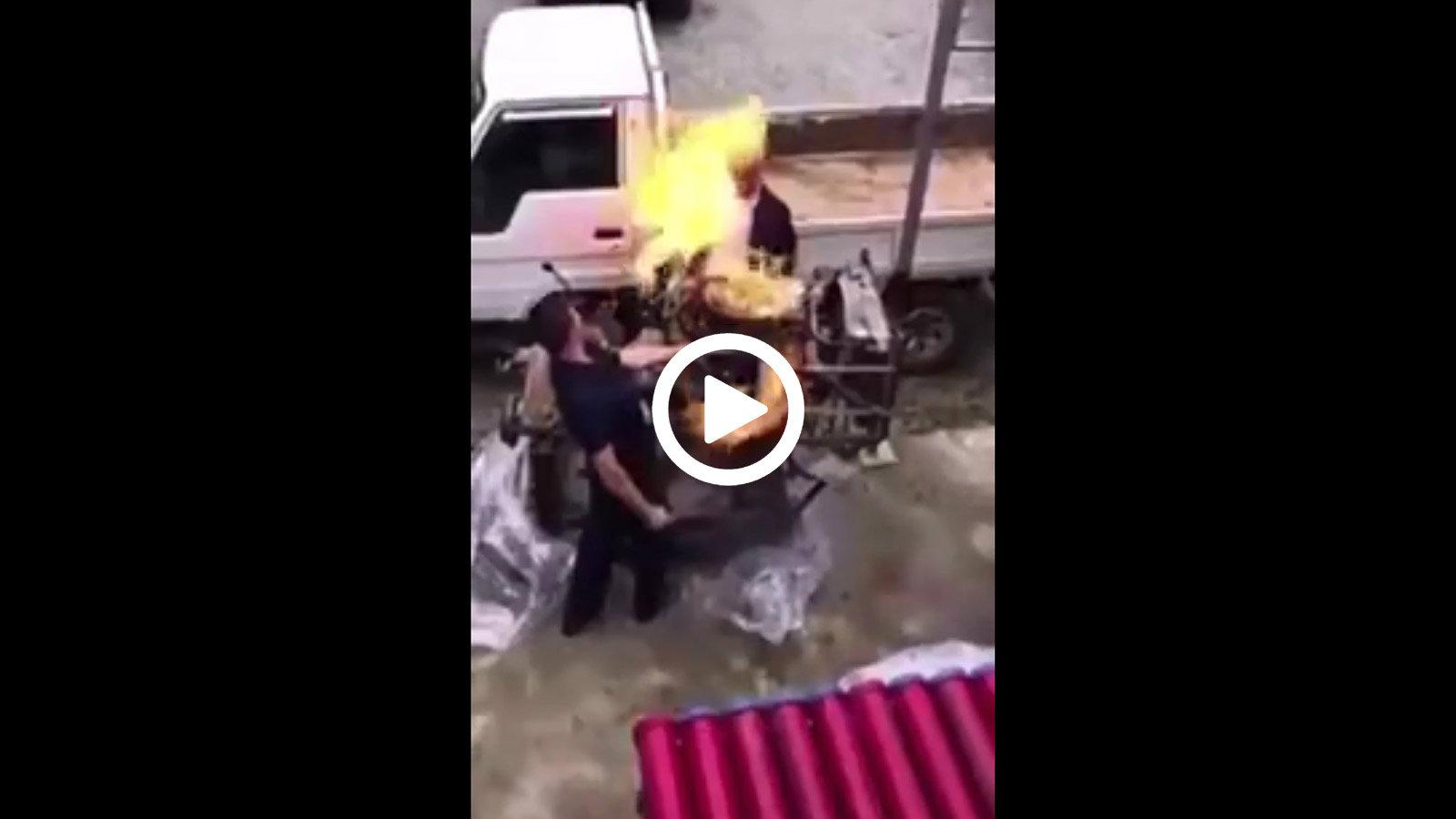 `Aντρας αρπάζει φωτιά από κινητήρα