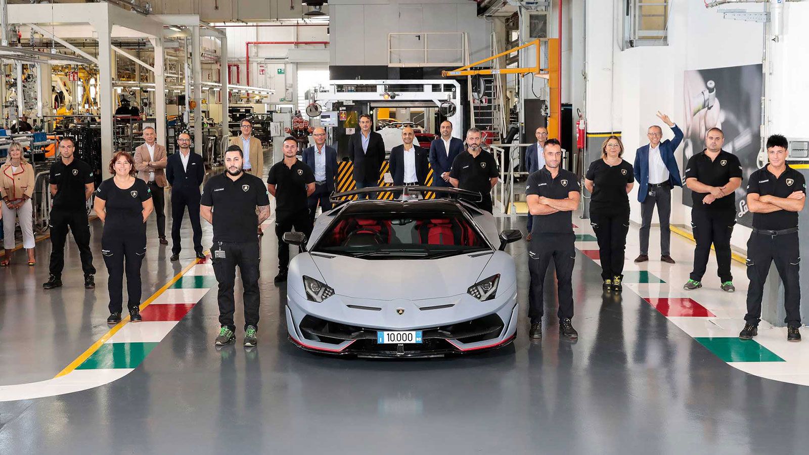 Κάτω από το καπό της Lamborghini Aventador SVJ Roadster βρίσκεται ο V12 ατμοσφαιρικός κινητήρας ο οποίος προσφέρει 770 ίππους.
