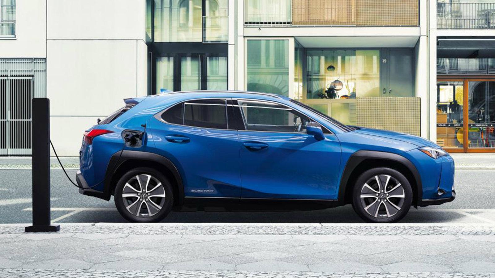 Το compact ηλεκτρικό SUV της ιαπωνικής premium φίρμας εξοπλίζεται με μία μπαταρία λιθίου χωρητικότητας 54,3 kWh που δίνει ισχύ σε ένα ηλεκτρικό μοτέρ 