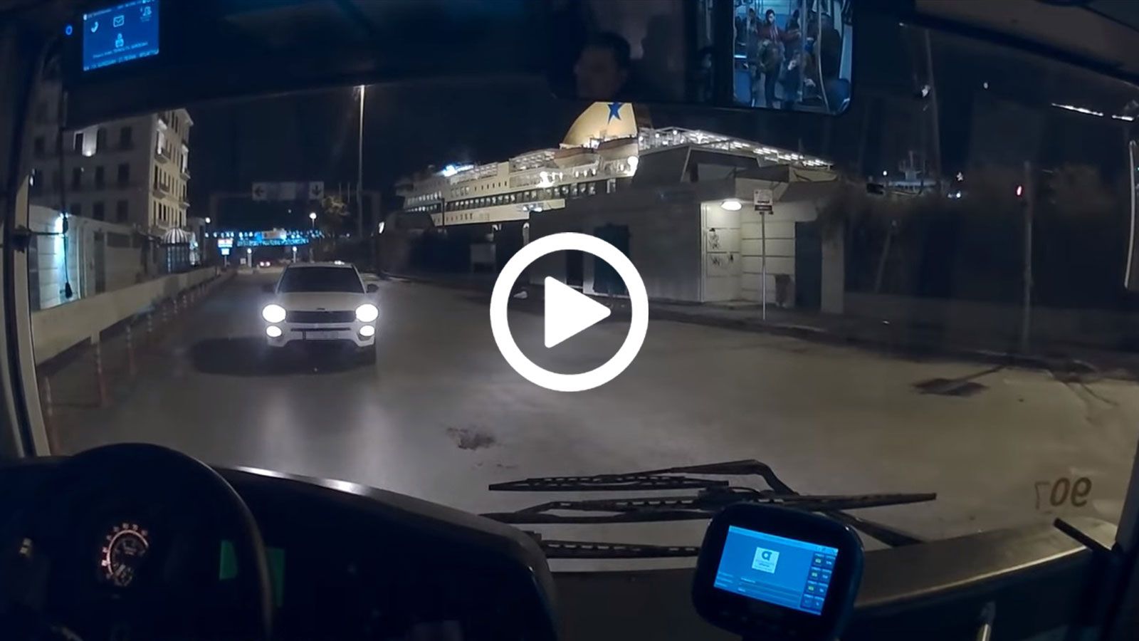 Video: Ανάποδα στο λιμάνι του Πειραιά!