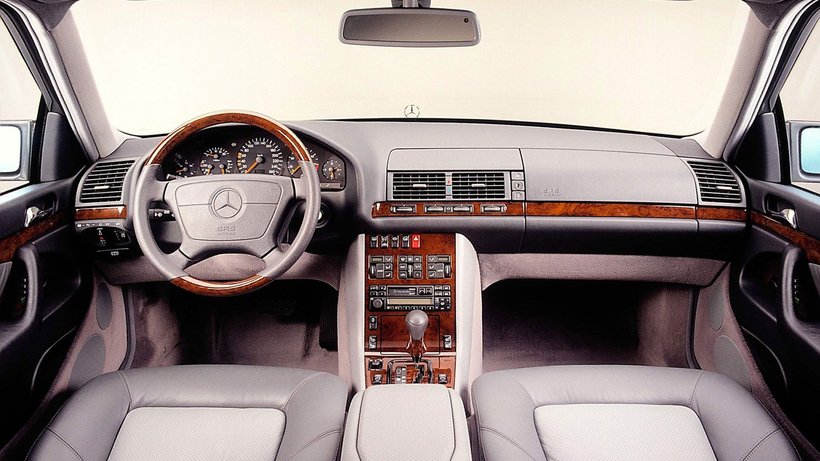 Η επίδειξη τεχνολογίας από την Mercedes 
S-Class τρίτης γενιάς δεν τελειώνει εδώ, μιας και το αυτοκίνητο εξοπλιζόταν με προβολείς 
xenon που ρυθμίζο