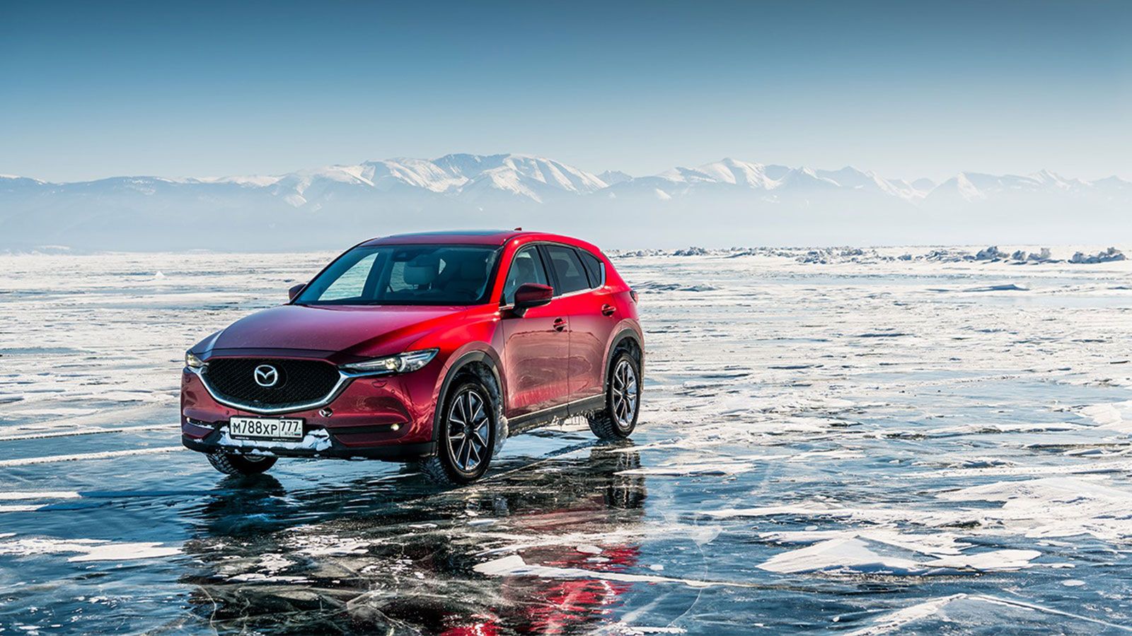 Η Mazda δείχνει τις δυνατότητες της έκδοσης AWD του δημοφιλούς CX-5 σε οδήγηση στην παγωμένη επιφάνεια της λίμνης Βαϊκάλης.