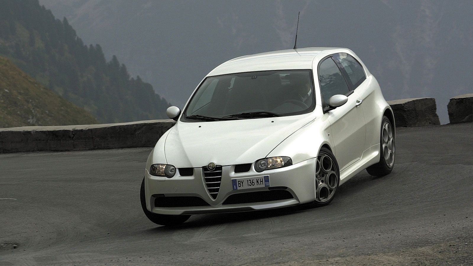 Alfa 147 GTA: Όταν οι Ιταλοί μας έμαθαν τι σημαίνει «hot hatch»