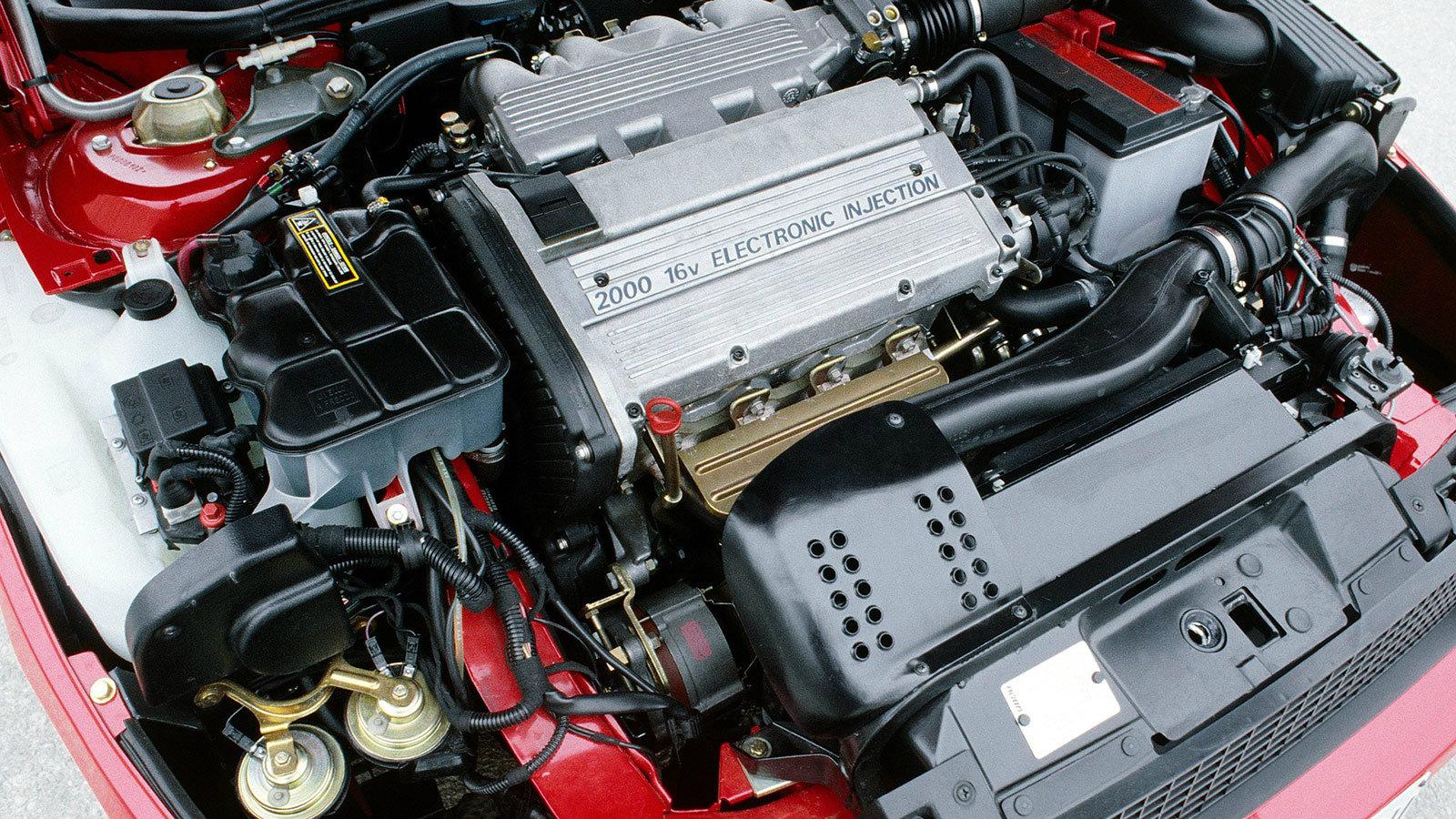 Η πρώτη έκδοση του Fiat Coupe εξοπλιζόταν με έναν 2λιτρο τετρακύλινδρο 16V κινητήρα, ο οποίος αποτελούσε τροποποιημένη εκδοχή του μοτέρ της Lancia Del