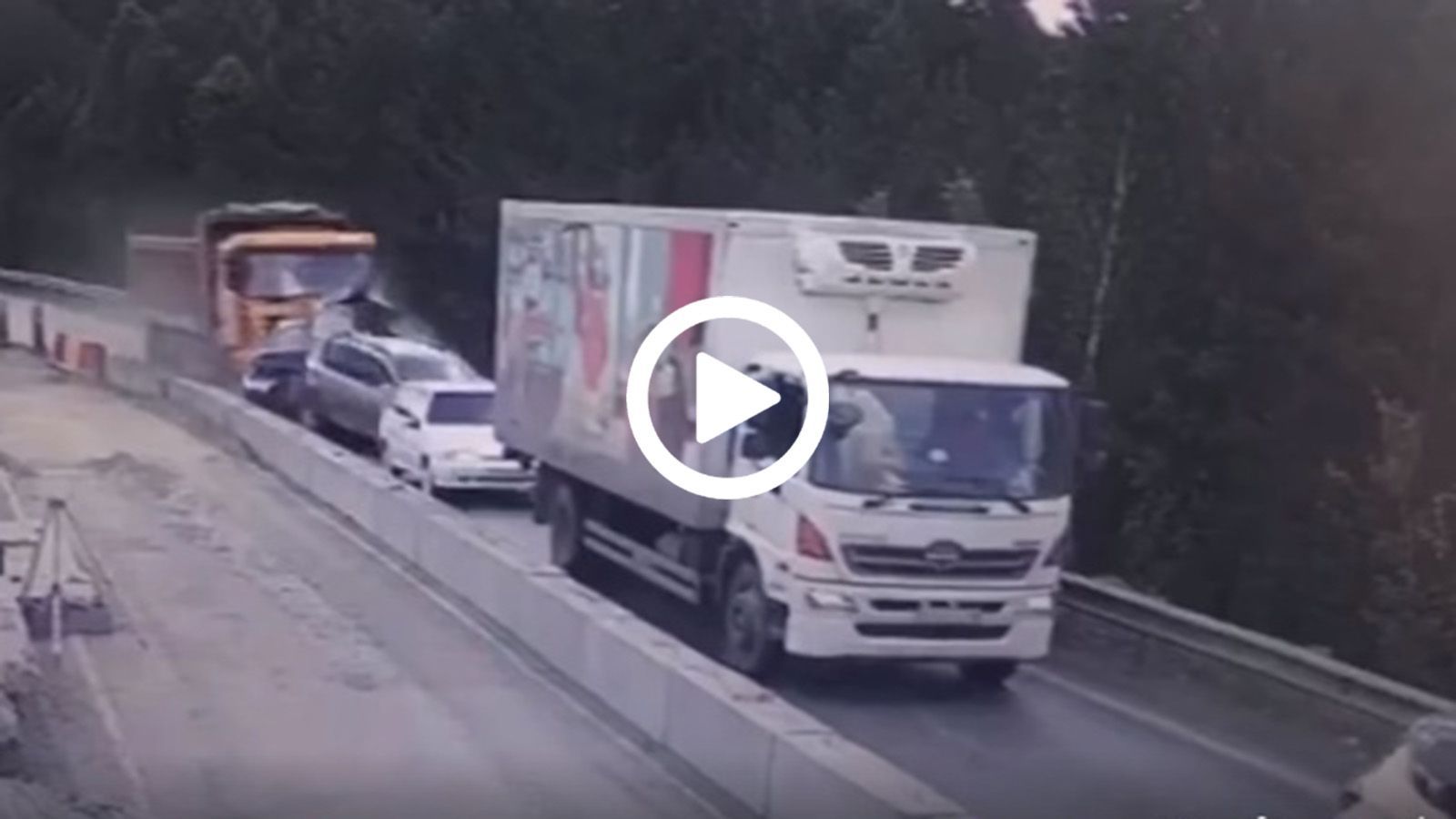 Αφρενάριστο φορτηγό «κομματιάζει» 4 αυτοκίνητα