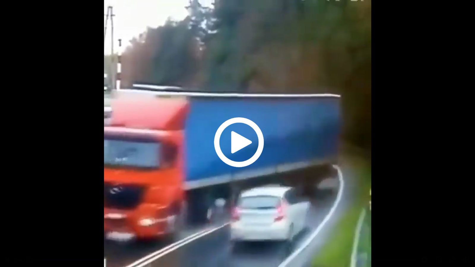 Νταλίκα σε κατα λάθος drift στη βροχή προκάλεσε πλαγιομετωπική