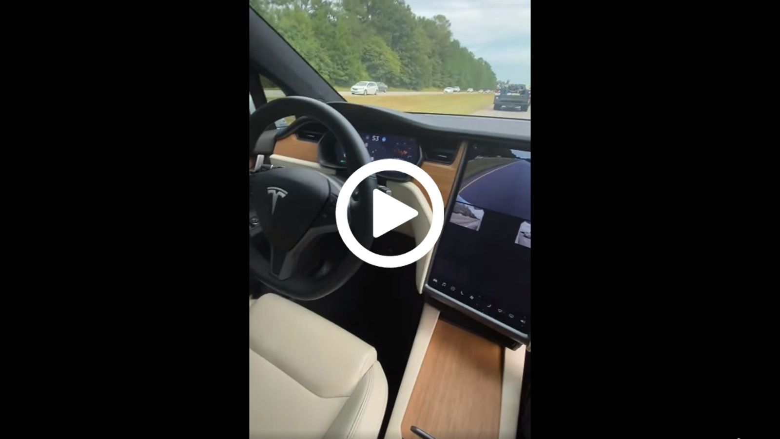 Tesla ταξιδεύει μόνο του με τον οδηγό... συνοδηγό!