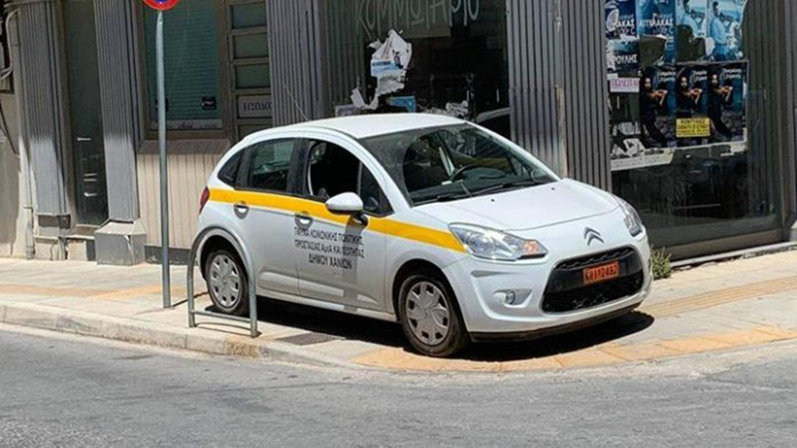 Όχημα του Δήμου Χανιών πάρκαρε σε ράμπα για ΑμεΑ