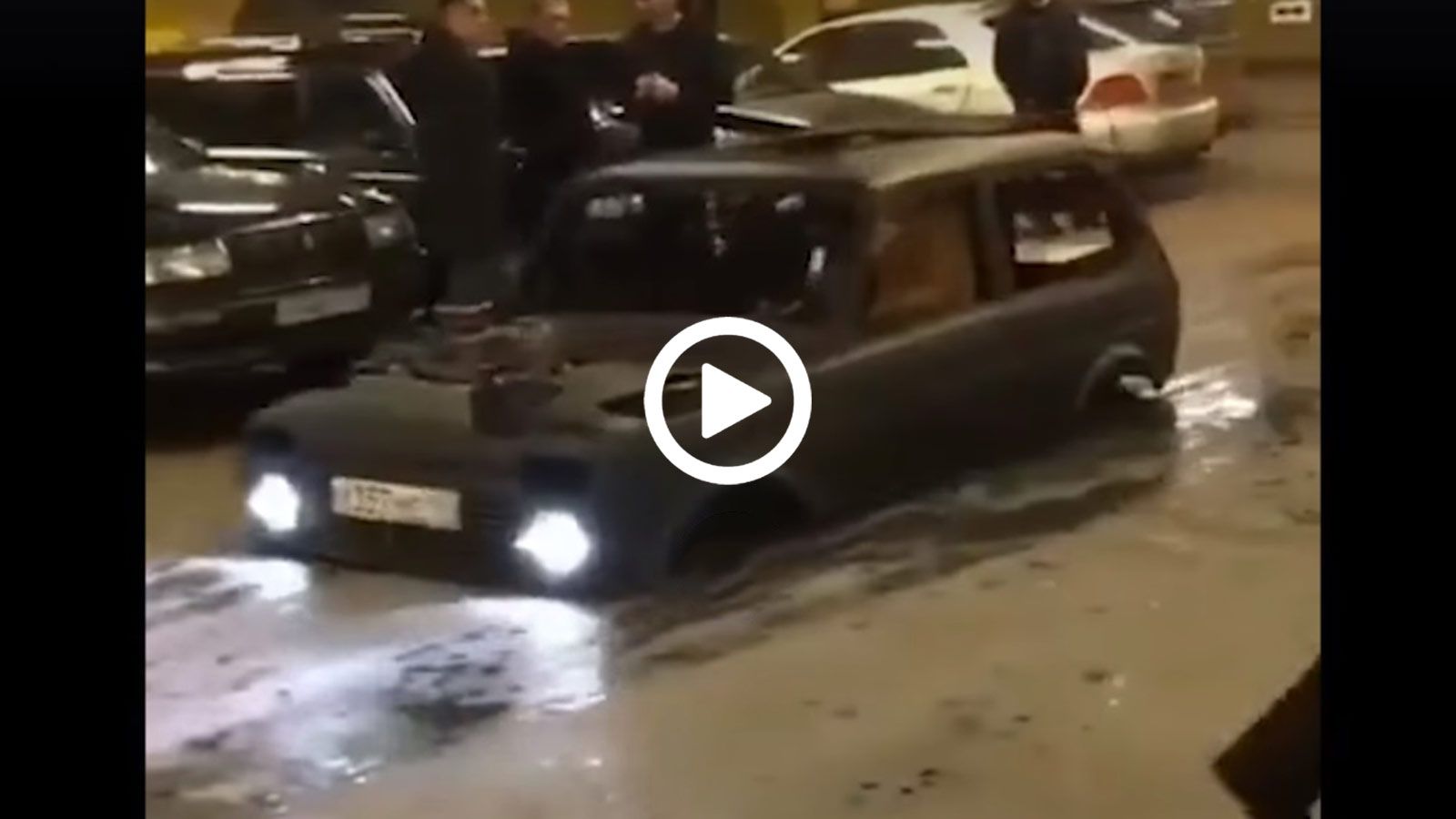 Πετσοκομμένο Lada Niva το παίζει «ιστορία»