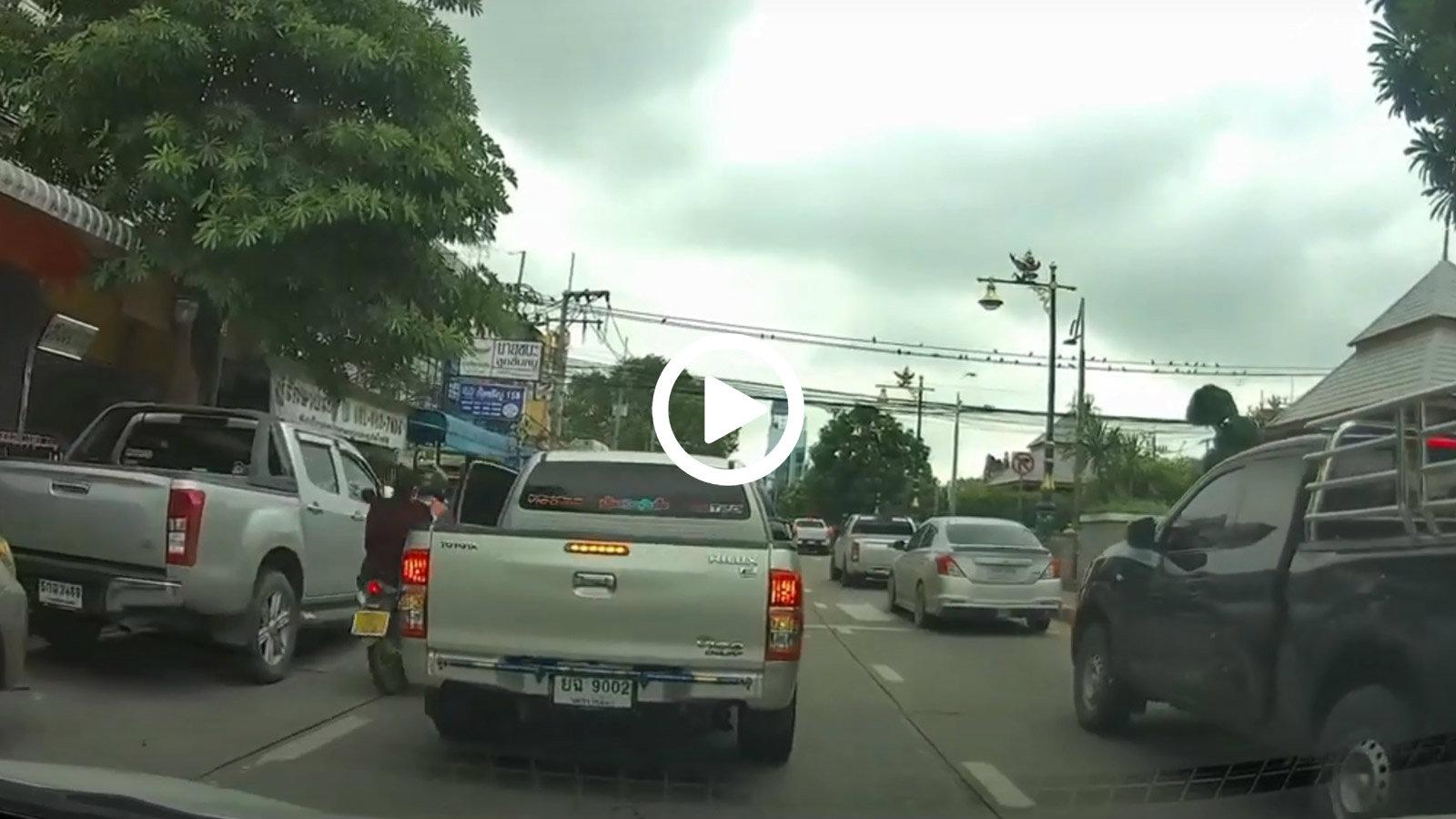  Μηχανάκι δικάβαλο «τρώει» πόρτα από Pick-Up 