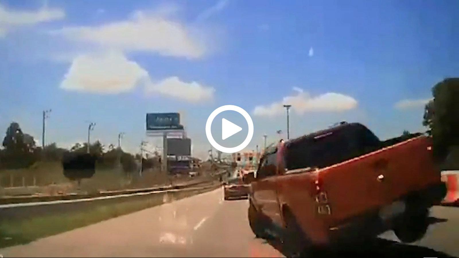 Pick-Up αλλάζει λωρίδα και τα «φώτα» ενός Ι.Χ.