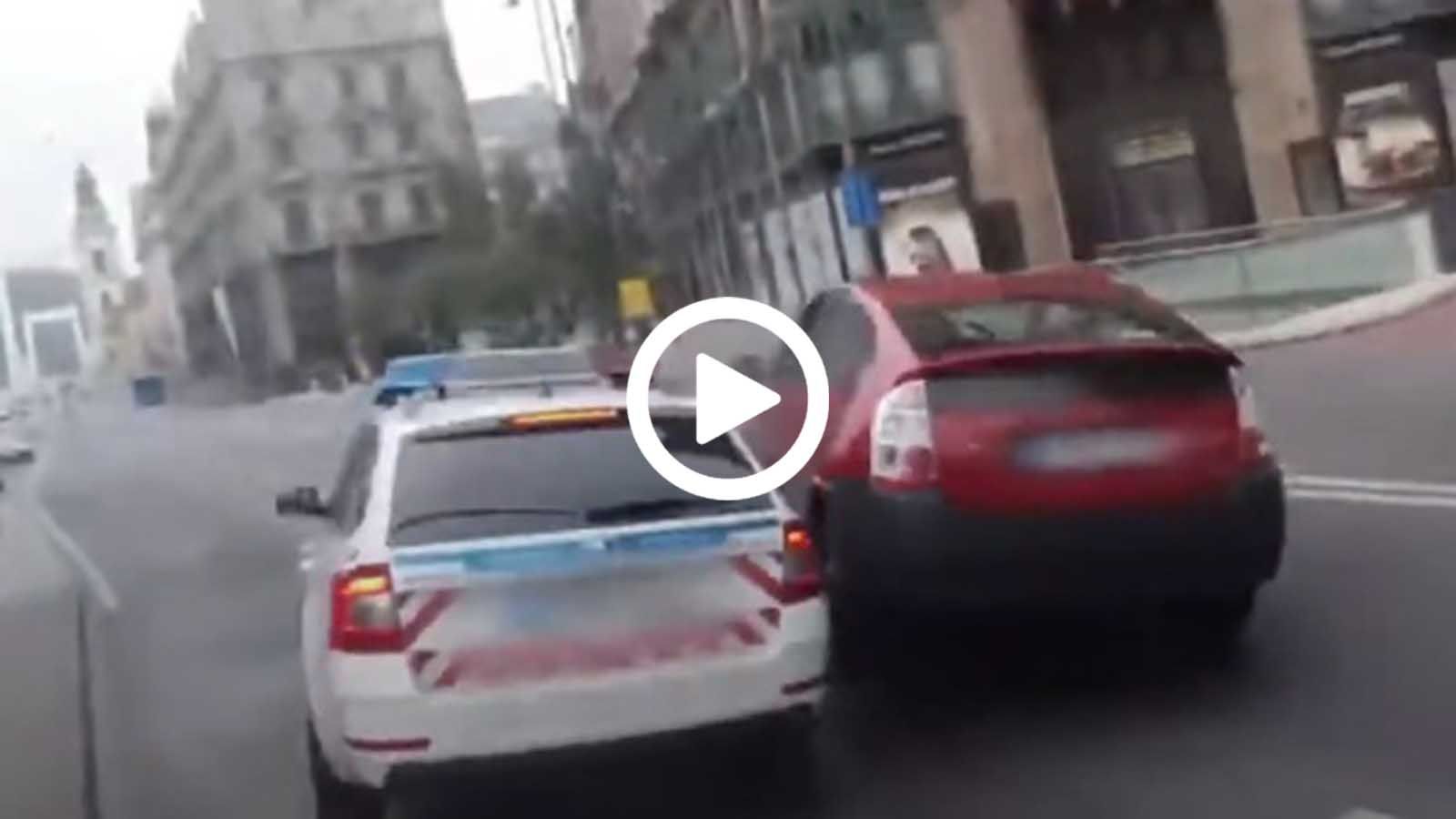 Toyota Prius «συντρίβει» περιπολικό