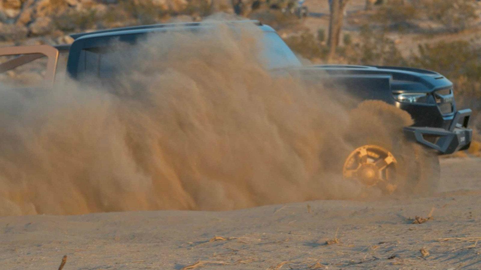 Στο teaser βίντεο το 6τροχο Pick-Up εμφανίζεται σε αργή κίνηση να διανύει μία απόσταση στην άμμο.