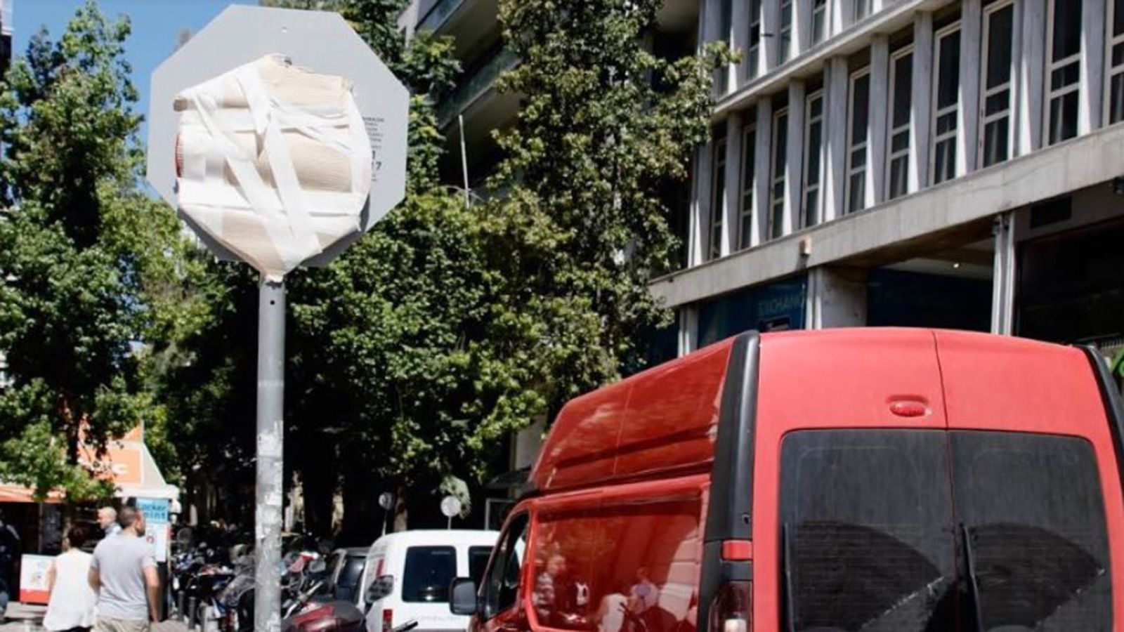 Χάος στην Καραγιώρη Σερβίας: Οδηγοί πηγαίνουν... ανάποδα!