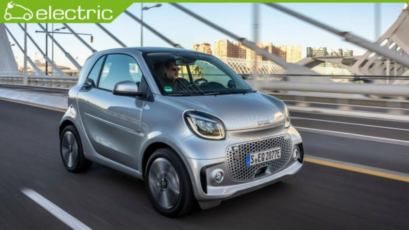 Το smart EQ fortwo εφοδιάζεται με μπαταρίες ιόντων λιθίου χωρητικότητας 17,6 kWh προσφέροντάς του αυτονομία έως 159 χιλιόμετρα (NEDC) με μια μόνο φόρτ