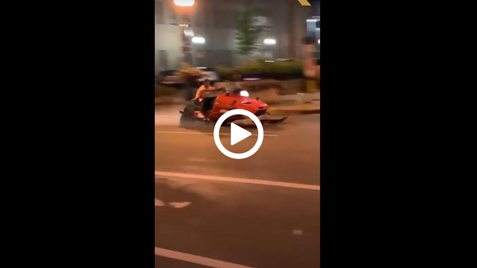 Με snowmobile στην άσφαλτο!