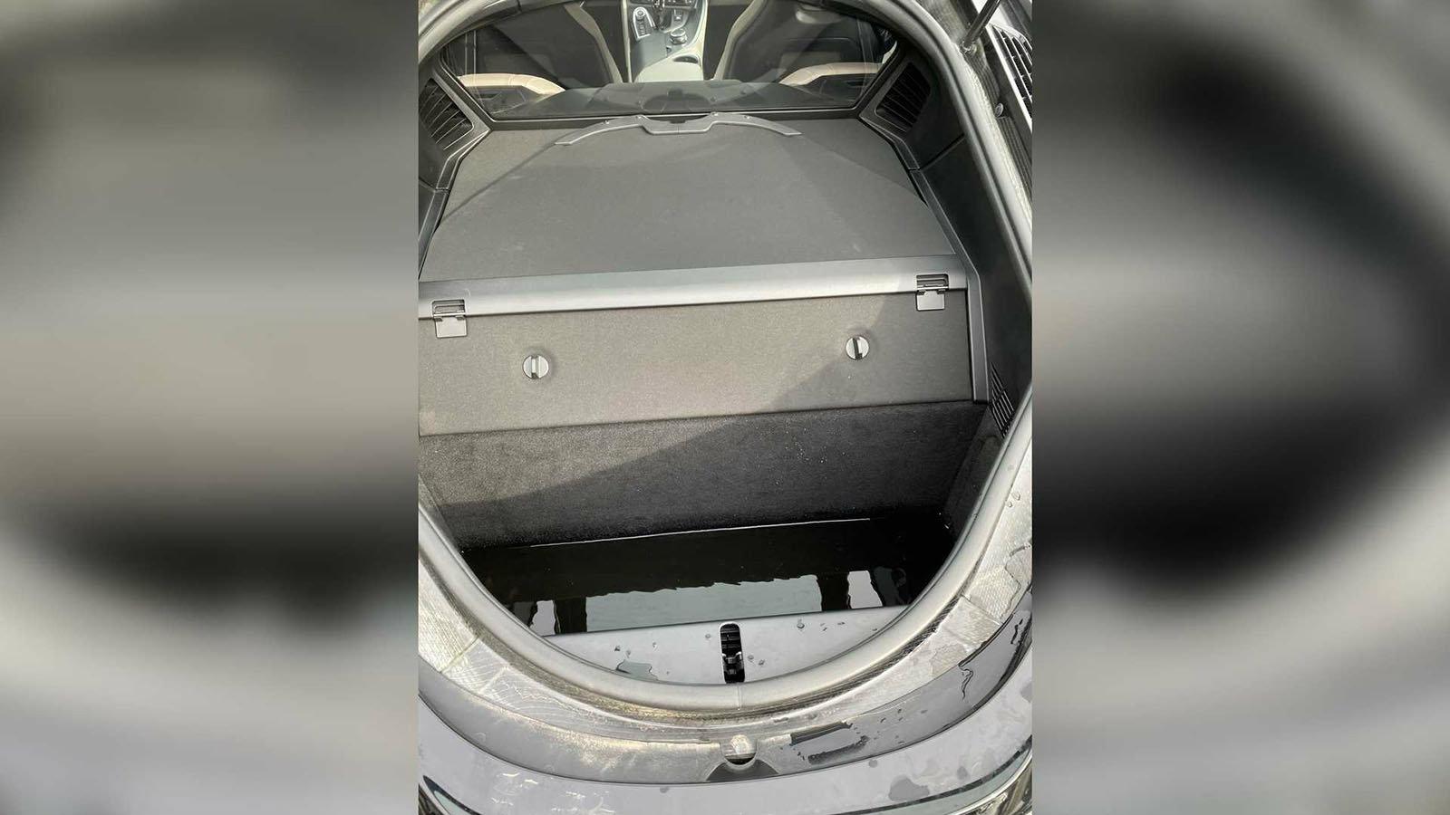 Βρήκε «πηγάδι» στο πορτ-μπαγκάζ της BMW i8