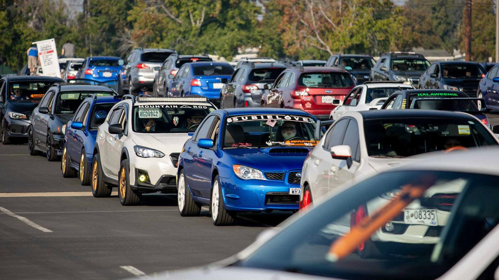 Συνολικά 1.751 οχήματα Subaru που οδηγήθηκαν από τους ιδιοκτήτες τους συγκεντρώθηκαν σε ένα μέρος.