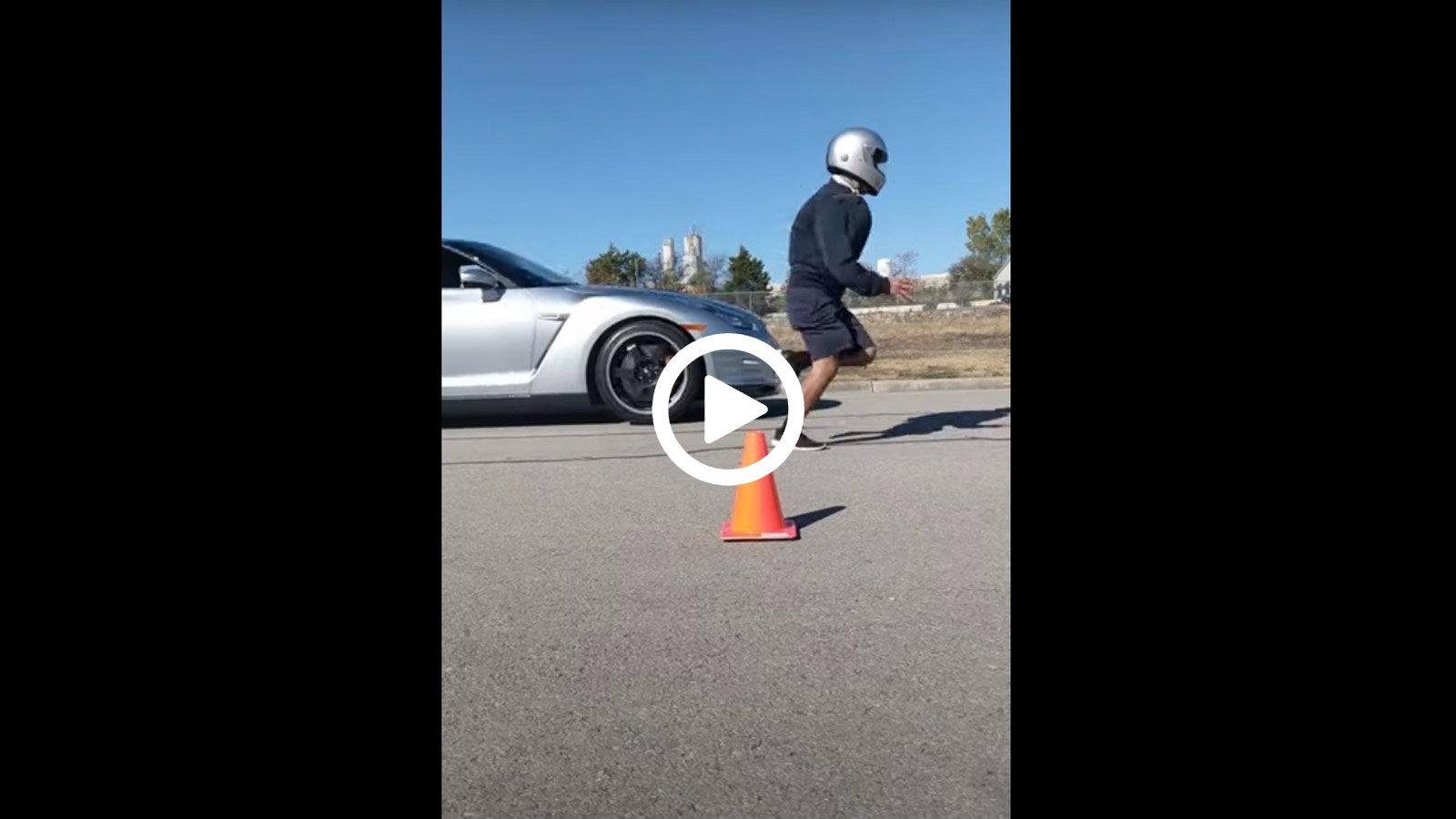 «Γοργοπόδαρος» κάνει κόντρες με supercars... τρέχοντας