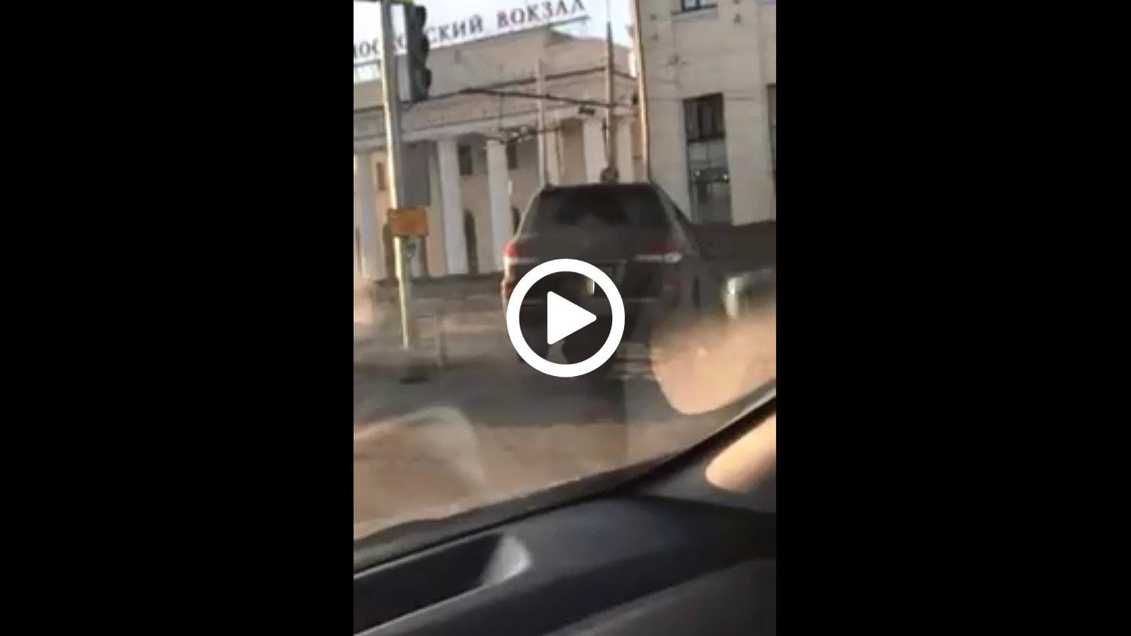 Τσιμεντένια μπάλα μετατρέπει SUV σε «μπαλαρίνα»