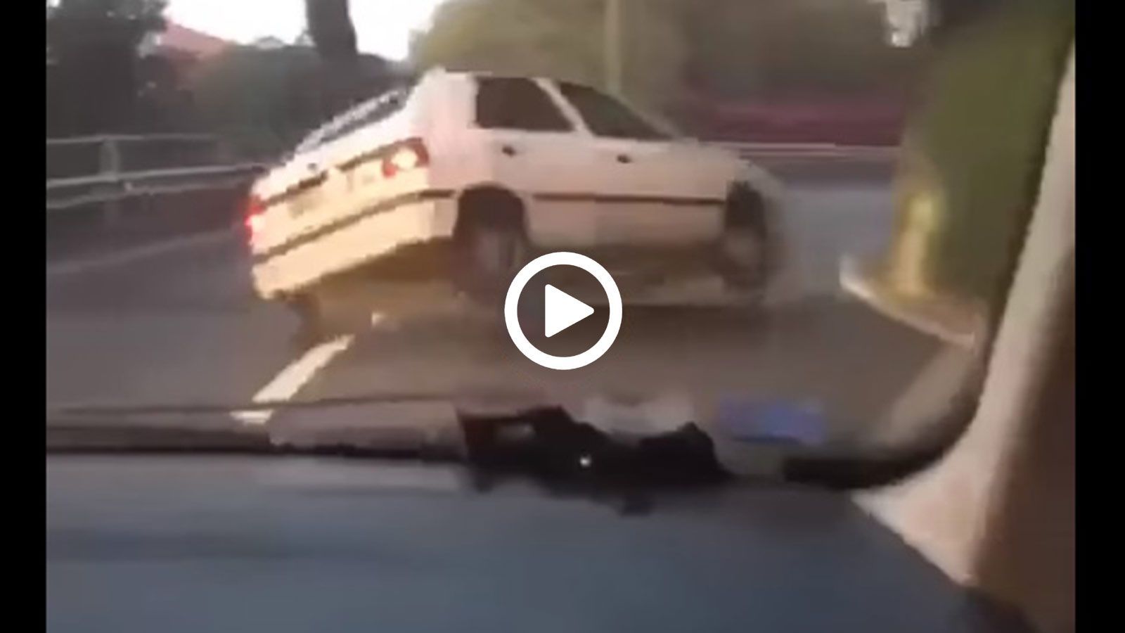Τάπα στις στροφές με παλιό Skoda και... τούμπα!