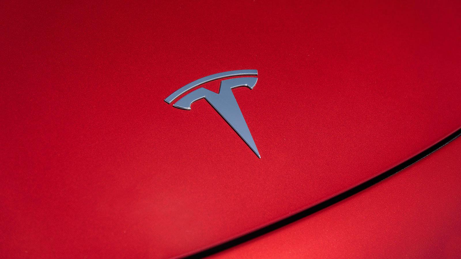 Στην αγωγή που κατέθεσε η Tesla αναφέρει  πως η Rivian προσέλαβε 178 πρώην υπαλλήλους της, περίπου 70 από τους οποίους εντάχθηκαν στη Rivian απευθείας