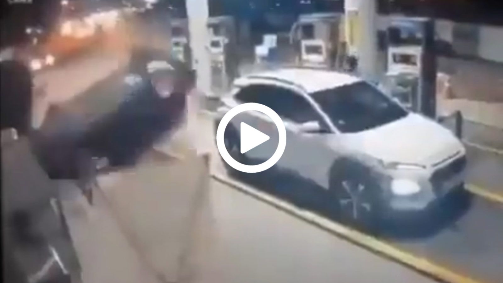 Τουμπαρισμένο μπαίνει με χίλια σε βενζινάδικο!