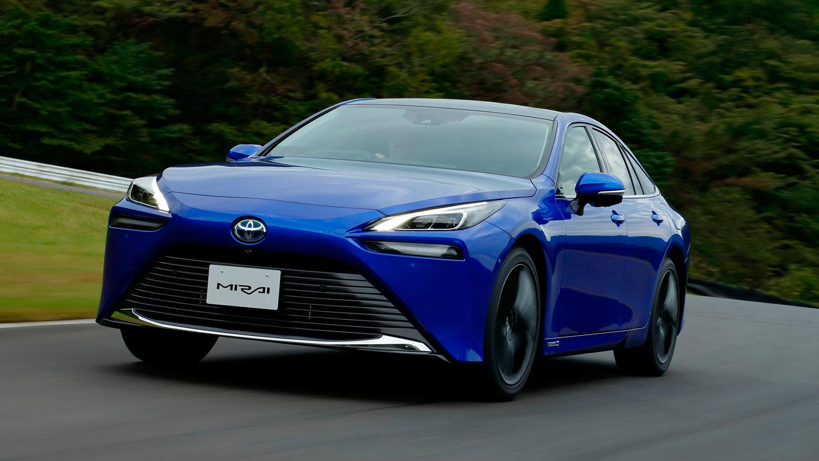 Με την παρουσίαση του νέου Mirai η Toyota συστήνει τη δεύτερη γενιά του υδρογονοκίνητου σεντάν που έρχεται με νέα πλατφόρμα, αυξημένη αυτονομία και με