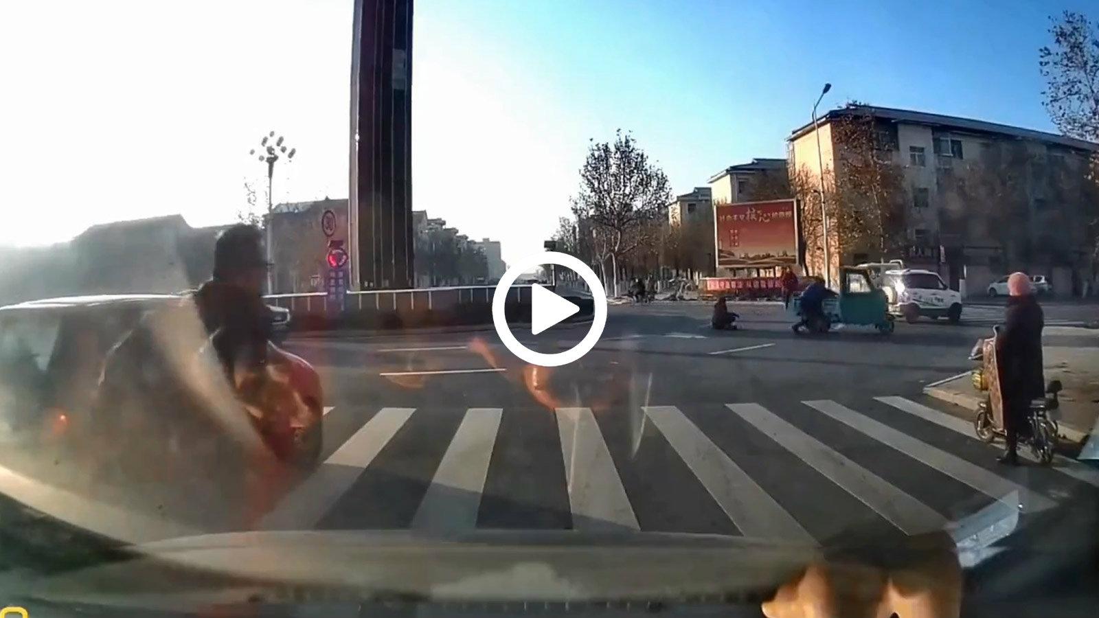 `Ανδρες ακινητοποιούν με τα χέρια ανεξέλεγκτο τρίκυκλο 