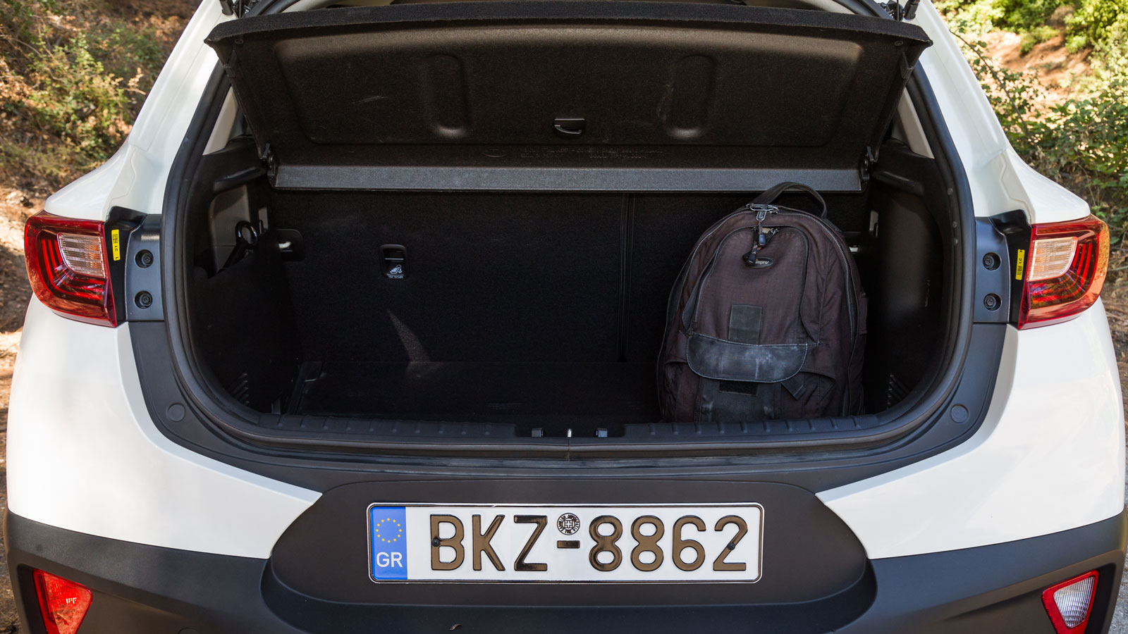 Μέτρια η χωρητικότητας του πορτ-μπαγκάζ που δεν ξεπερνά τα 352 λτ..