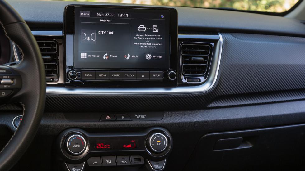 Στο στάνταρ εξοπλισμό του Kia Stonic θα συναντήσουμε 8άρα οθόνη αφής.