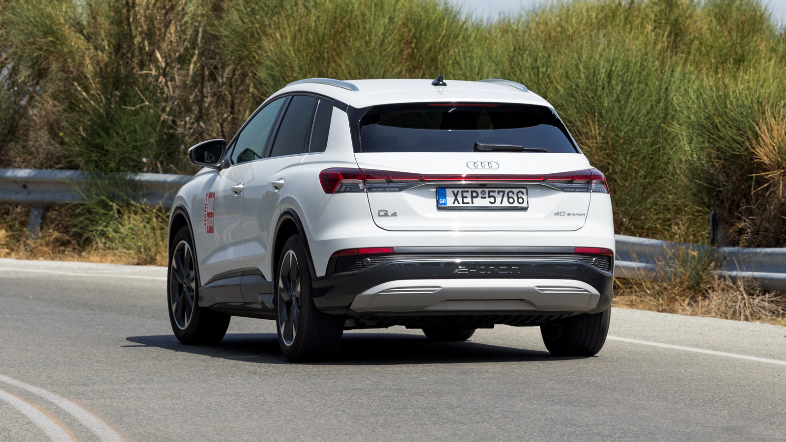 Tα 2.050 κιλά του Audi Q4 θα φανούν μόνο αν το παρακάνεις σε πολύ κλειστές και γλιστερές στροφές. Η μικρή υποστροφή όμως είναι απόλυτα ελεγχόμενη αν μ