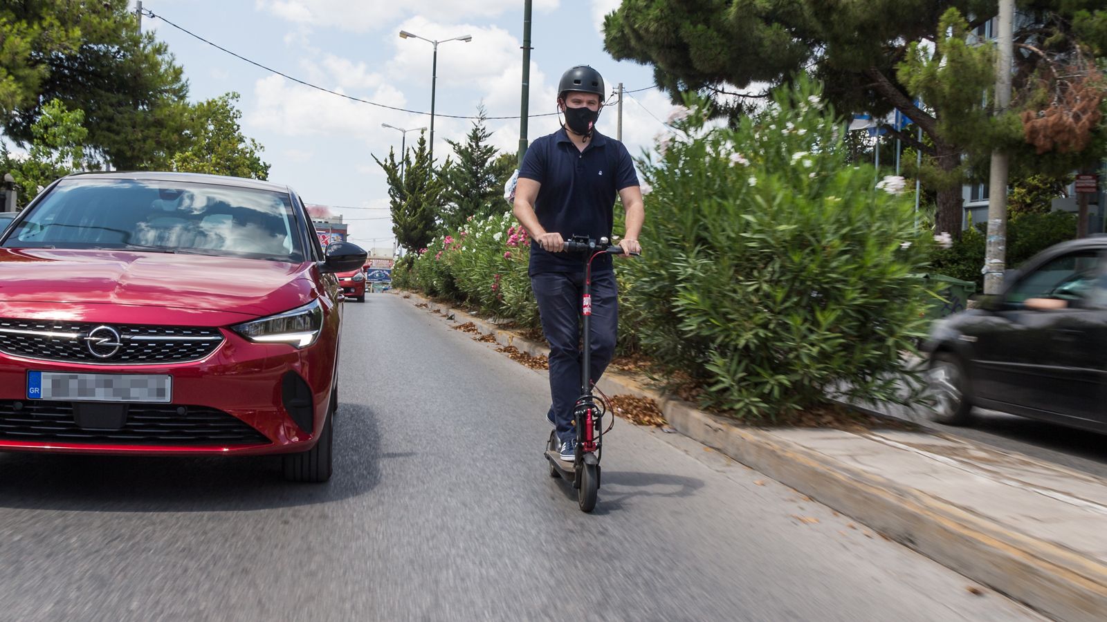 Λόγω κορωνοϊού οι μετακινήσεις με τα μέσα μαζικής μεταφοράς (λεωφορείο κλπ.) είναι επίφοβες, οπότε με το ηλεκτρικό πατίνι γλιτώνετε τον συνωστισμό και
