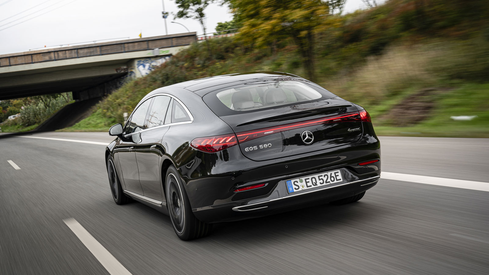 Στο δρόμο η EQS εντυπωσιάζει με τον τρόπο που απορροφά τις ανωμαλίες, τον μικρό κύκλο στροφής και την απουσία θορύβων όταν ταξιδεύει. Από τα πιο αθόρυ