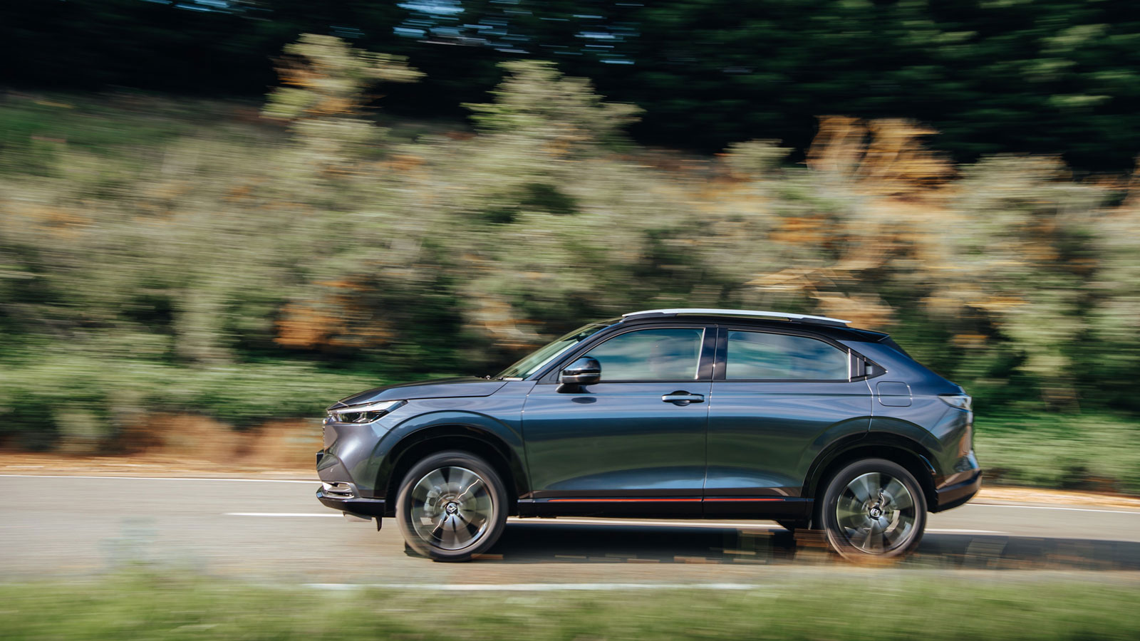 Το Honda HR-V εξοπλίζεται με το υβριδικό σύστημα κίνησης e:HEV με δύο ηλεκτροκινητήρες, οι οποίοι συνδέονται με τον γνωστό βενζινοκινητήρα i-VTEC 1,5,
