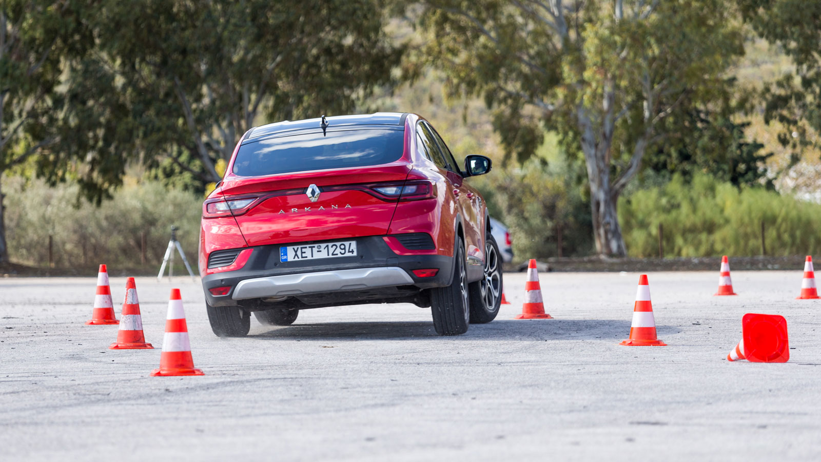 Πρωταγωνιστικό ρόλο στη σχεδίαση του νέου Renault Arkana παίζει η κεκλιμένη πίσω οροφή, η οποία σε συνδυασμό με το σχήμα των πλευρικών παραθύρων και τ