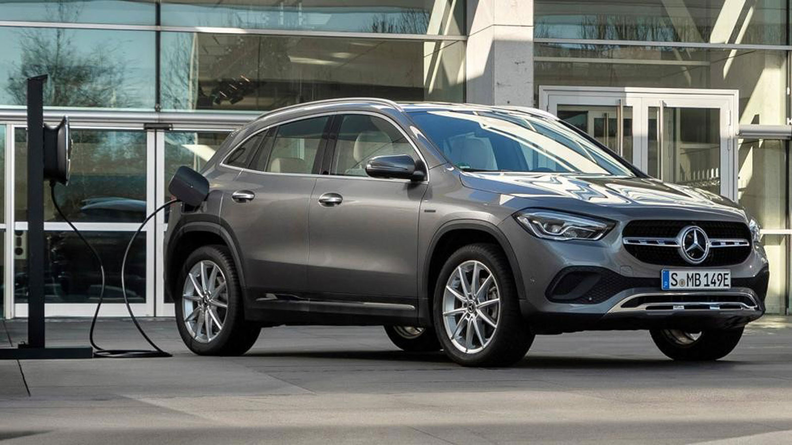Στην Plug-in hybrid Mercedes GLA 250e με την μπαταρία ωφέλιμης χωρητικότητας των 10,6 kWh, η φόρτιση ολοκληρώνεται σε 1:45 λεπτά από ένα wallbox των 7