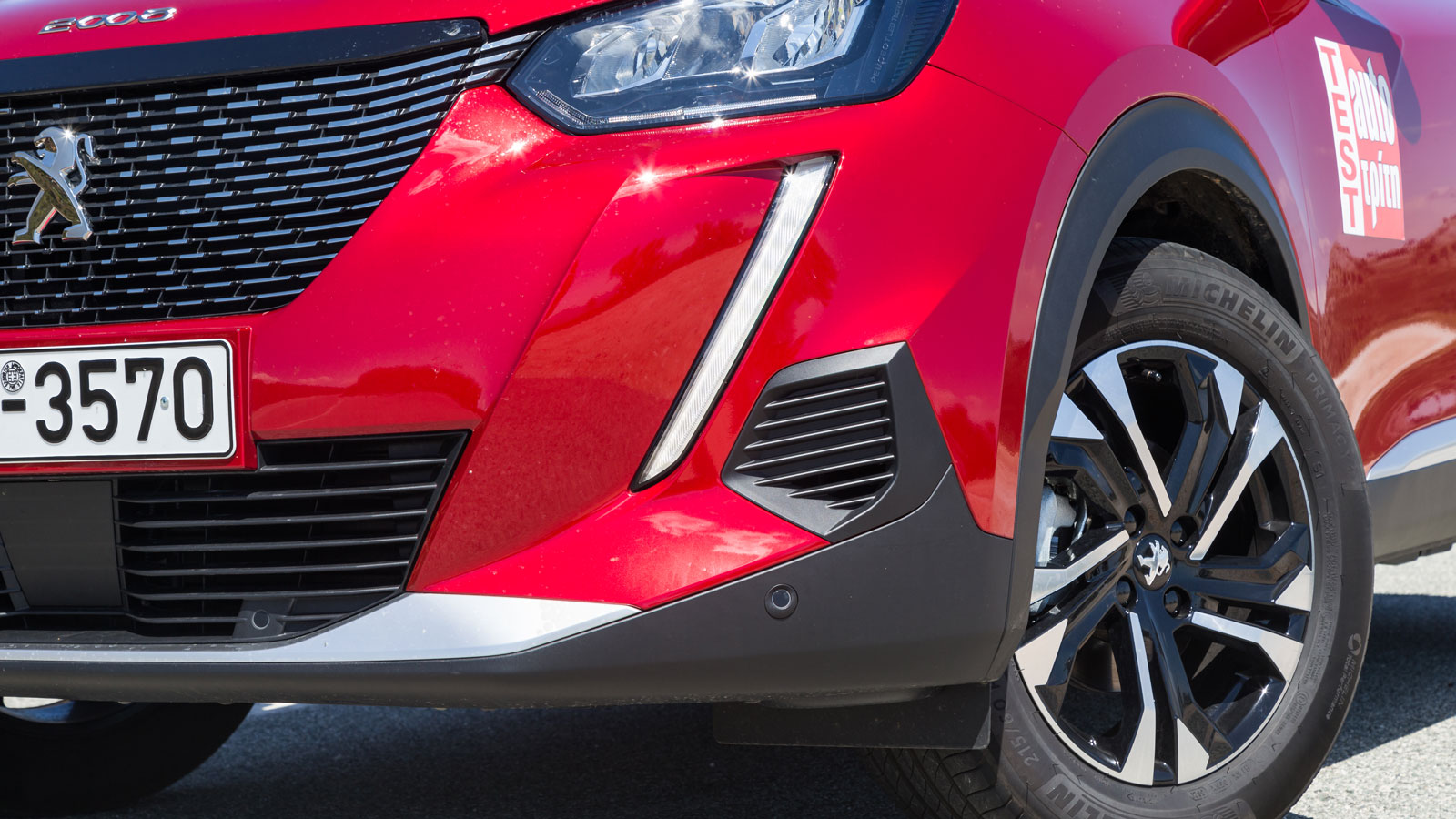 Peugeot 2008 diesel Vs Toyota C-HR Hybrid